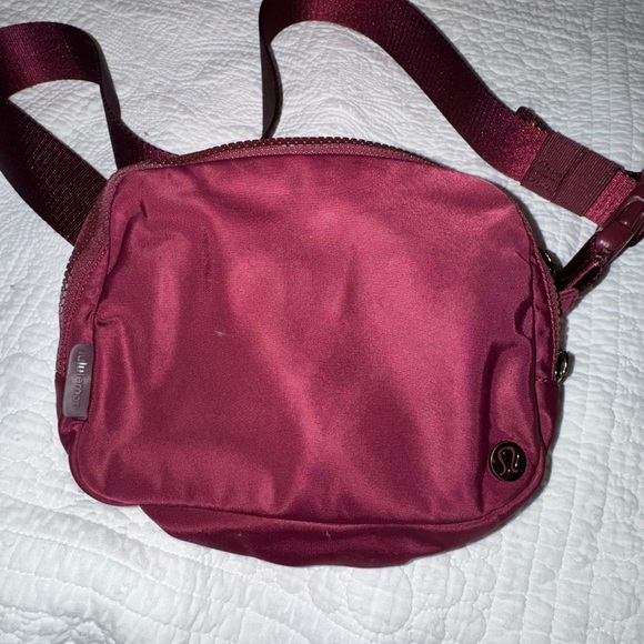 Lululemon Everywhere Belt Bag *1L
Cassis - Picture 10 of 10